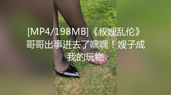 女学生在被占用的厕所前尿尿 (2)