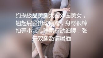 不懂事的小妹妹在上铺偷拍妈妈跟后爹和他朋友玩3P游戏，淫乱不堪的画面各种姿势的爆草抽插，自己受不住跳弹自慰