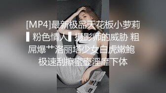 户外女神激情之旅，跟大哥野外激情车震，开档丝袜无毛骚逼，深喉口交无套抽插，放荡呻吟被大哥直接干内射