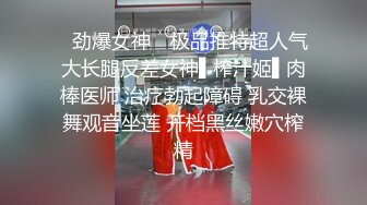 长发美女雪儿粉和男粉丝在网吧厕所约啪，爽到高潮但不敢叫出