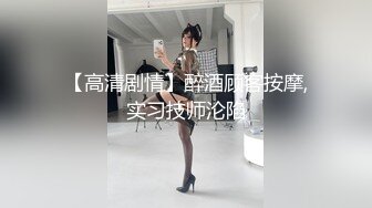 新的挑战总有新的意外，后面的女士们在选衣服，我家宝贝不知道后面的人有多近，再多一秒，过来的小美女就看到了