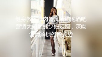 新来的颜值美少妇全程露脸陪狼友发骚，跟狼友互动揉奶玩逼撅着屁股展示，淫声荡语想要狼友的大鸡巴草别错过