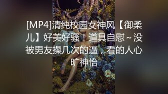 超市收款台抄底没穿内裤的少妇 这B毛太刺激了