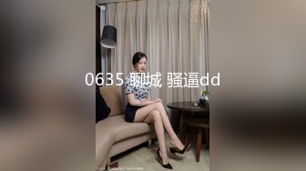 反差学生妹双手扶着鸡巴认真口交