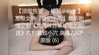 趴在女生宿舍窗外偷拍大学妹子洗香香