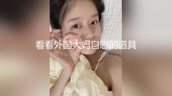 街头抄底牛B摄影师竟然直接把摄像头放到妹子裙子里面去了 真不知道是怎么做到的 (1)