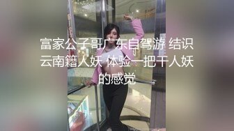 两姐妹露脸丝袜诱惑表情好骚，69互相舔逼，道具抽插淫水多多，带着假鸡巴内裤互草抽插