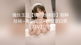 镜子前欣赏老婆