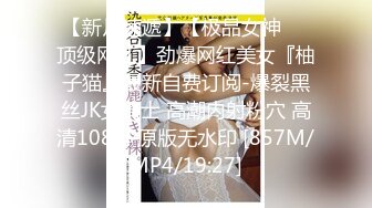 極品可愛白虎高中妹子穿著長筒襪在床上自慰