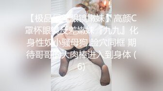 办公室里的风骚少妇漏着奶子陪狼友发骚，奶头上还夹着小铃铛，后面男女同事好多，逼里塞跳蛋让男同事玩奶子