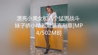 人妻榨汁机跟两个年轻小哥激情3P给狼友看，淫乱的房间被两个小哥各种玩弄，揉奶玩逼道具玩弄，各种蹂躏抽插