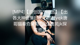 黑客破解网络摄像头美容院偷拍美容师仔细的给躺在按摩床上的时尚美女逼逼和各种部位脱毛毛