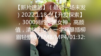 大学生情侣镜头前赚外快，颜值高身材好小哥又很骚，舔逼真淫荡，玩着奶子草着逼无套抽插，浪荡呻吟好骚内射