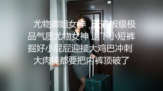 长相甜美短发萌妹子假吊跳蛋自慰，慢慢脱光揉搓奶子舔假吊抽插震动