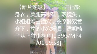 【抖音闪现】不经意的走光，小少妇家中做家务，拖地过程中大白兔不时蹦出，抖音爸爸居然没检测出来