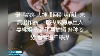 午夜马路上全裸露出放尿