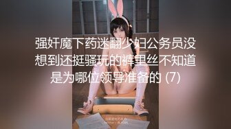 2021三月新流出厕拍大神酒吧全景无门女厕偷拍，第11季牛仔裤靓妹摸了一下后面鼻子闻闻有什么奇怪的味道