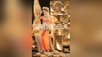 纹身小哥哥遇到欧美妖艳御姐给大屌男友打飞机，销魂姿势口交无套后入