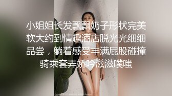 地铁惊现巨婴 手要一直摸着奶子才肯听话 两个戴眼镜的绝配啊都骚