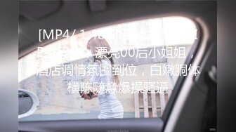 紧身裤风情万种女郎喜欢和人妖玩爱爱露出大屁股无毛骚穴勾人啊妖鸡巴插入操出爱液