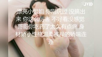 穿着性感红色内衣的曲线女友