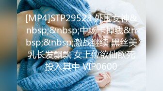 约良家鸭舌帽美少妇打扑克打到床上，舌吻吸吮奶子调情，舔屌口活还不错，少妇抱着屁股享受被操，主动上位骑乘爆操