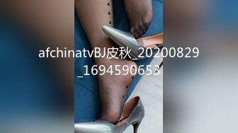 新来的美女模特全程露脸深夜撩骚互动狼友，揉奶玩逼勾搭大哥，让大哥抠逼揉奶，各种抽插爆草