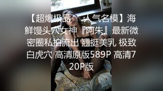 3P前后艹骚熟女，阿姨两个大叔强暴，按住偷口暴吞精！