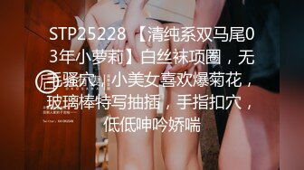 女上位骑乘的熟女，表情真是销魂，无套玩操