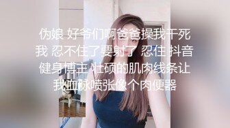 [MP4/ 792M]&nbsp;&nbsp;大红唇新人骚女被两大汉3P，白丝袜丁字裤，翘起屁股看穴，两根JB轮流舔，骑乘上下一起插