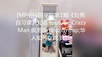 服装店老板娘营业期间坐前台边壹本正经的营业,下面露臊B给你看,也不怕路过行人发现