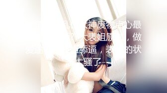 [MP4/ 351M] 性感红唇骚女两男一女淫乱啪啪，非常迫不及待快过来呀，双屌左右一起交还说真好吃