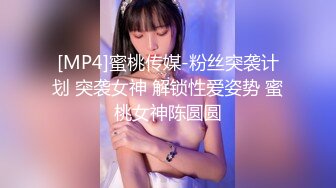 [MP4/ 600M] 眼镜骚熟女3P大战，两根屌轮流吃，骑乘边操边插嘴，后入猛怼小骚货