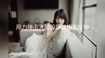 清纯系美女露脸激情3P，激情上位还要口交大鸡巴，让两个小哥夹在中间玩双插，爆菊花草骚穴，浪叫不止真骚啊