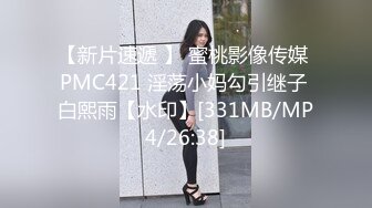 精品厕拍前后景最新电子厂流出正面全景本命年的眼镜文员妹子 穿个大红裤衩