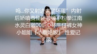 推特反差女神佳多饱 各种场合真空露出人前女神人后小母狗