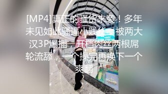 澡堂子内部员工偷窥两位白白嫩嫩的美少妇