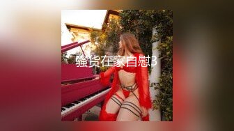 还是熟女会玩，表情各种拿捏到位，特写掰穴，黑丝韵味独特诱人