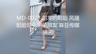 路边公厕一次拍到两位美少妇的极品小黑鲍